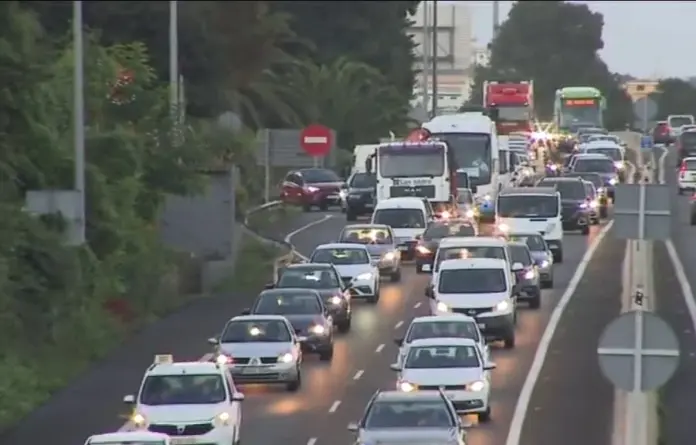 Un accidente en Guamasa provoca largas retenciones en la TF-5