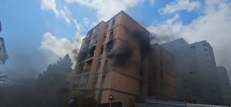Incendio en un edificio abandonado en el barrio de Las Chumberas, en La Laguna