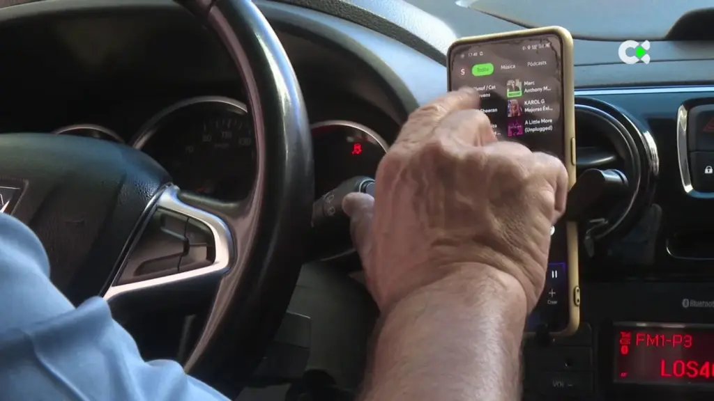 Tráfico intensifica el control del uso indebido del móvil al volante 