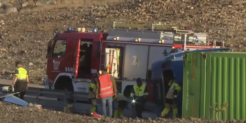 Intervención de bomberos y Guardia Civil en el vuelco del camión de mercancías en la TF-2 / RTVC