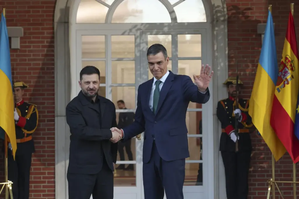 El presidente del Gobierno, Pedro Sánchez, y el presidente ucraniano, Volodímir Zelenski, durante su encuentro este martes en el Palacio de la Moncloa en Madrid.- EFE/ Kiko Huesca