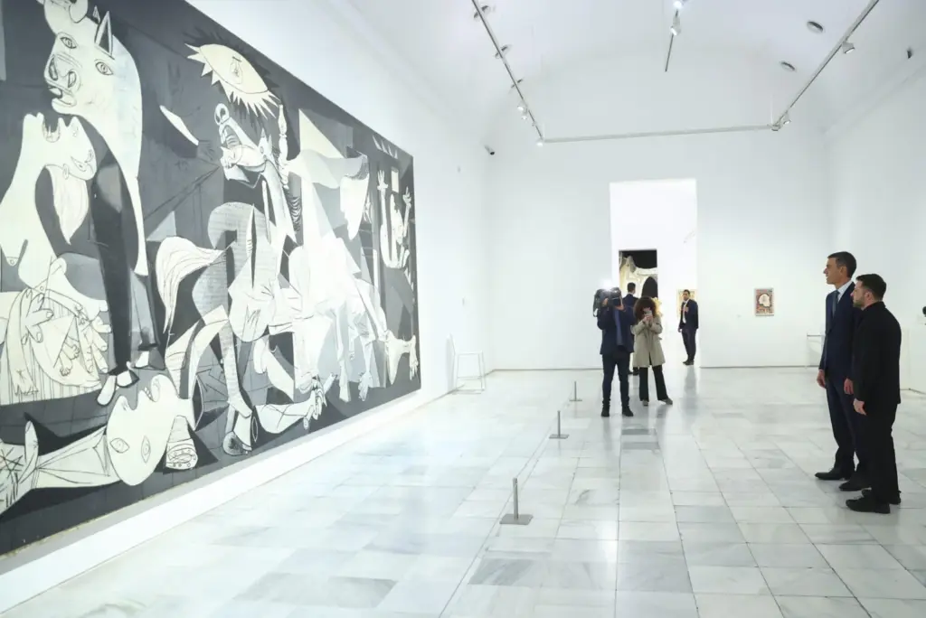 El presidente del Gobierno, Pedro Sánchez (2d), y el presidente ucraniano, Volodímir Zelenski, observan el "Guernica" de Pablo Picasso, este martes en el Museo Nacional Centro de Arte Reina Sofía. EFE/Pool Moncloa/Fernando Calvo