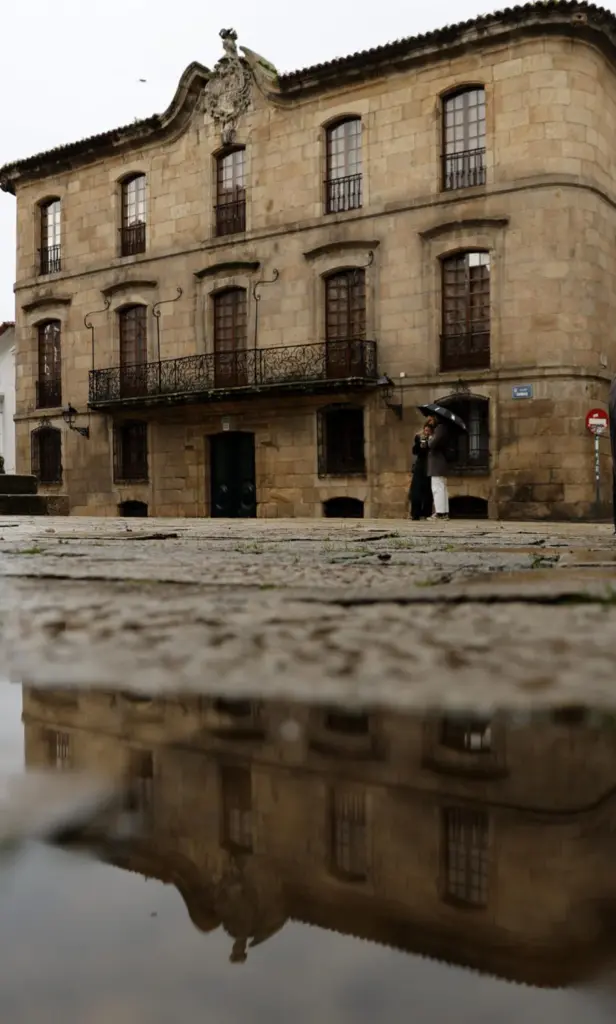 El patrimonio de la familia Franco se ha incrementado en los cincuenta años que han pasado desde su muerte, al pasar de la posesión de palacios y propiedades a inversiones en el negocio del ladrillo. En la imagen, la Casa Cornide, propiedad de la familia del dictador en la Cidade Vella de A Coruña. EFE/Cabalar