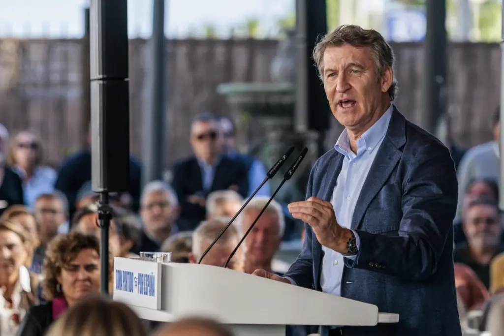 El presidente del PP, Alberto Núñez Feijóo, este lunes, durante un acto político del Partido Popular en Melilla