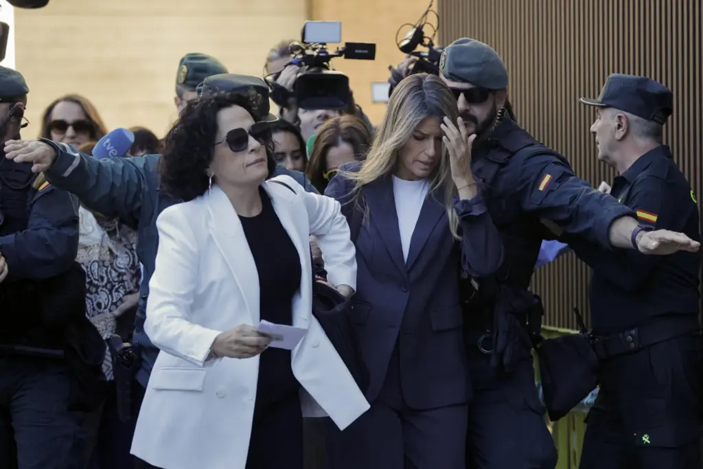 Maribel Vilaplana a su llegada este lunes a los juzgados de Catarroja