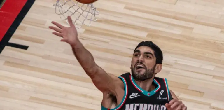 Los Grizzlies de Aldama pierden frente a los Raptors en un mal inicio de temporada