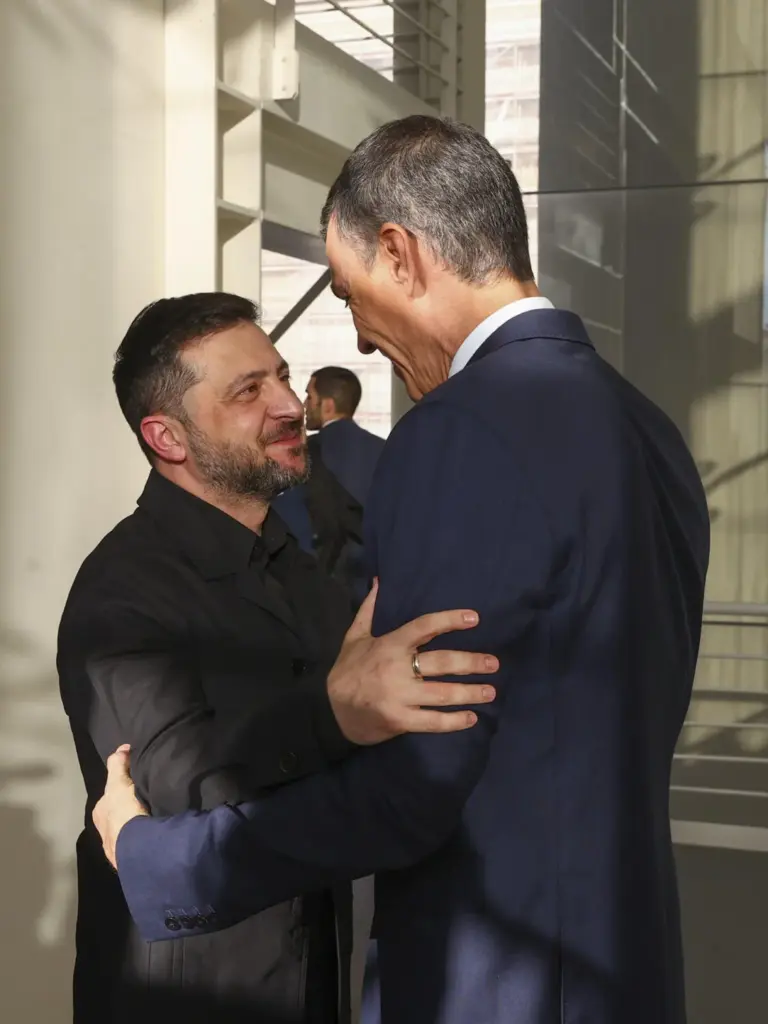 El presidente del Gobierno, Pedro Sánchez (dcha), se despide del presidente ucraniano, Volodímir Zelenski, tras su visita al "Guernica" de Pablo Picasso, este martes en el Museo Nacional Centro de Arte Reina Sofía. EFE/Pool Moncloa/Fernando Calvo 