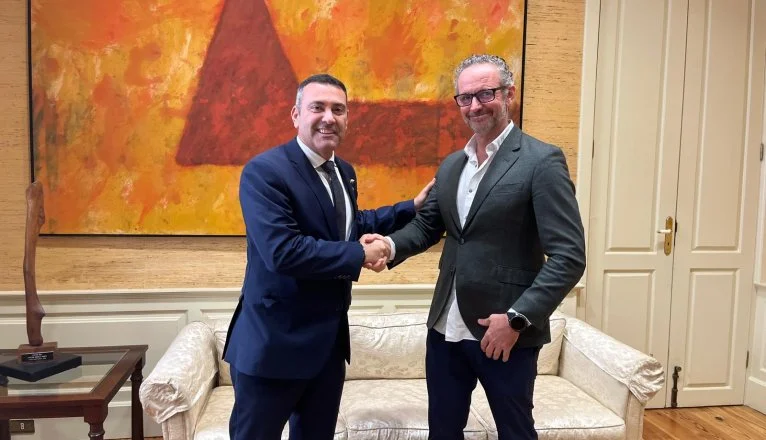 Acuerdo para la retirada del tótem publicitario del aeropuerto de Lanzarote. Cabildo de Lanzarote.