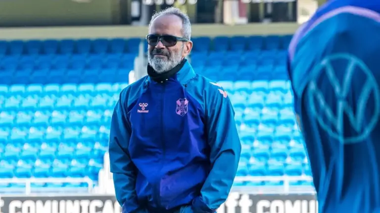 Cervera asegura que el partido con el Arenas será «diferente» por el campo