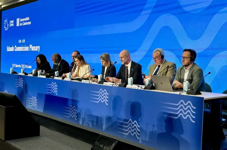 Canarias pide a Europa una «estrategia valiente» para limitar la compra de vivienda a no residentes