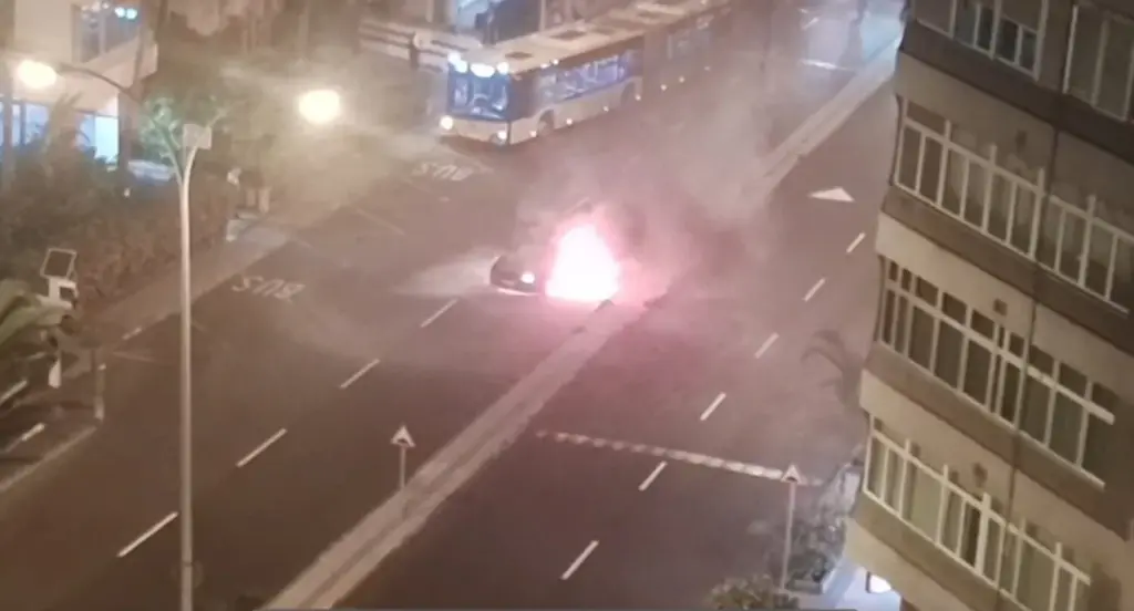 Un coche sin control e incendiado se choca contra un edificio en Escaleritas. RTVC