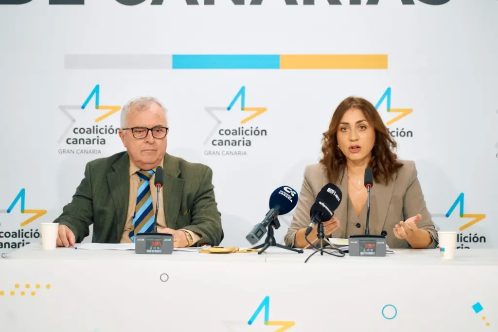 Los consejeros de CC Carlos Culebras y Vidina Cabrera durante la rueda de prensa de este viernes