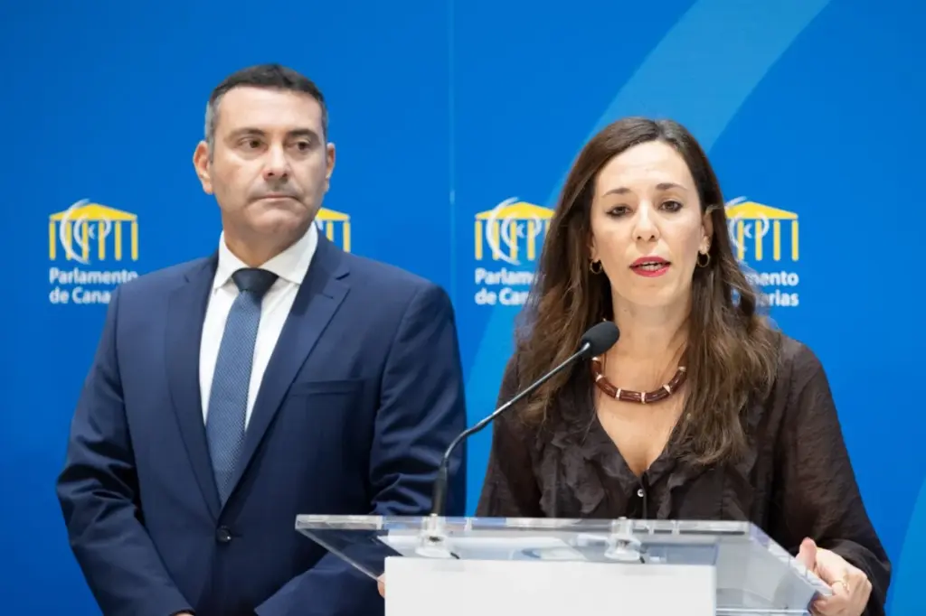 El presidente del Cabildo de Lanzarote, Oswaldo Betancort, y la consejera de Turismo, Jéssica de León. Imagen Gobierno de Canarias