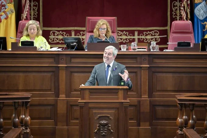 El presidente de Canarias, Fernando Clavijo, comparece en el Parlamento de Canarias para abordar el próximo marco financiero de la UE y sus consecuencias para Canarias. Imagen Gobierno de Canarias