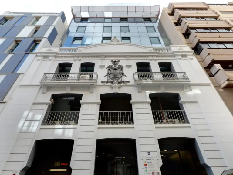 Dentistas advierten del peligro de comprar productos dentales por internet sin supervisión