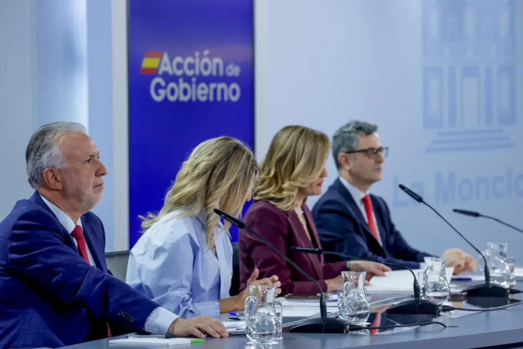 El Gobierno prorroga la deducción en el IRPF y dispone 100 millones para La Palma. Imagen de la rueda de prensa posterior al Consejo de Ministros este martes.