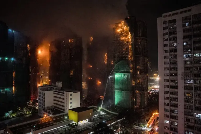 55 muertos y 279 desaparecidos en el peor incendio de Hong Kong en 30 años