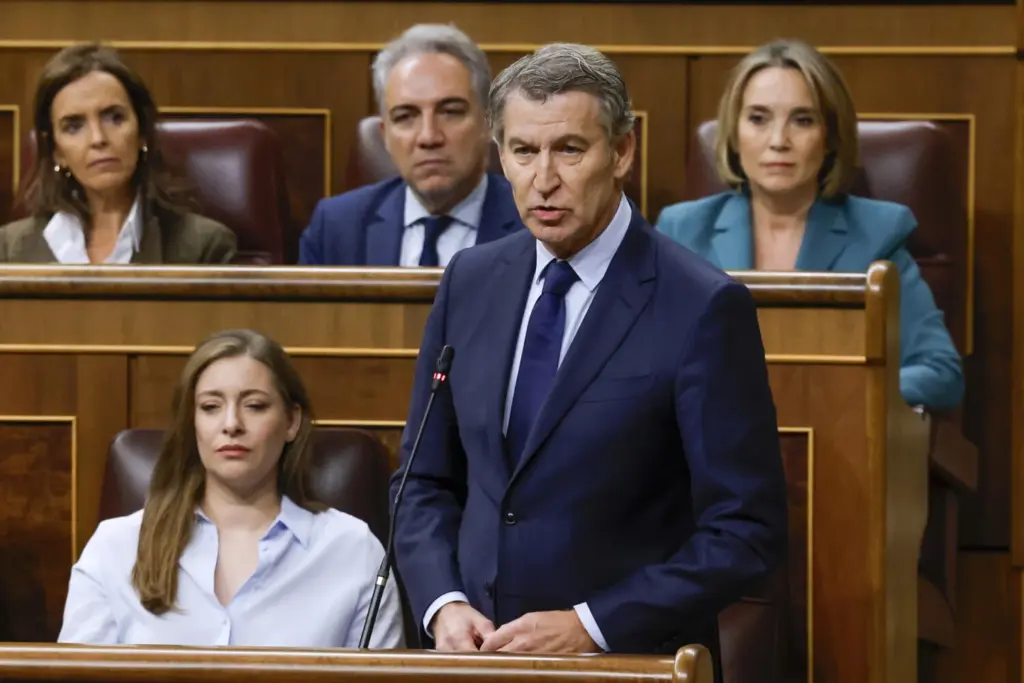 El líder del PP, Alberto Núñez Feijóo durante de la sesión de control en el Congreso, este martes. EFE JJ. Guillén