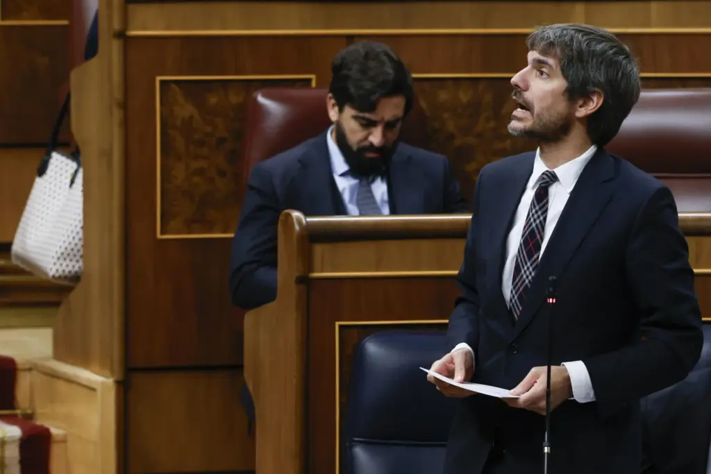 El ministro de Cultura, Ernest Urtasun, interviene durante la sesión de control en el Congreso, este miércoles. EFE / JJ. Guillén