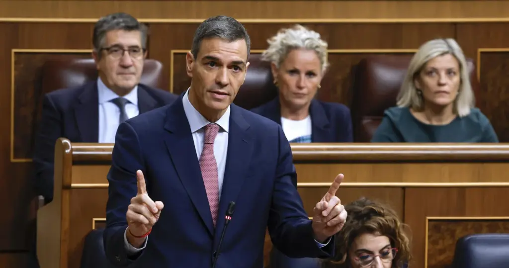El presidente del Gobierno Pedro Sánchez interviene en una sesión de control en el Congreso. EFE / JJ. Guillén