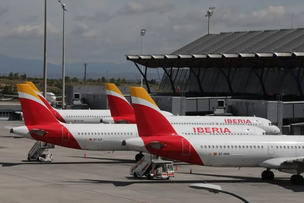 Varios aviones de Iberia aparcados en el Aeropuerto de Madrid-Barajas Adolfo Suárez