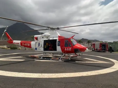 Un helicóptero del GES rescata a dos bañistas en apuros en Los Gigantes