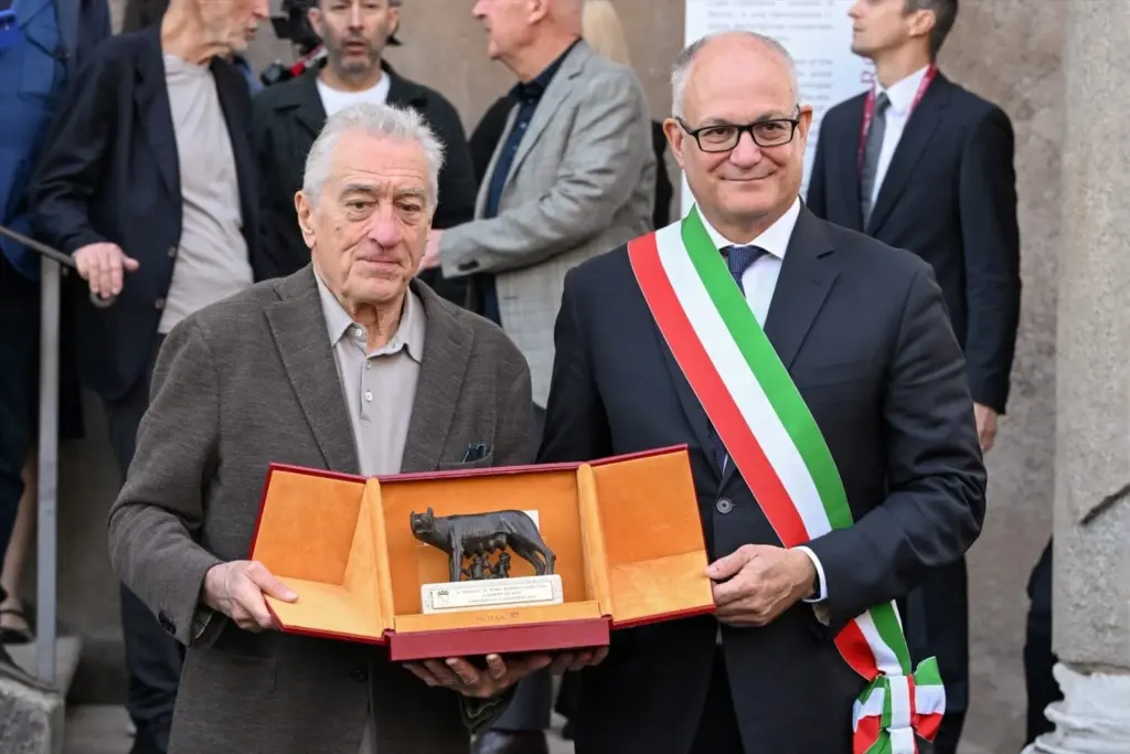 León XIV saludó a De Niro en su visita al Vaticano en el viaje para recibir el máximo honor de Roma, la Loba Capitolina, en reconocimiento a su ascendencia italiana y su destacada carrera cinematográfica