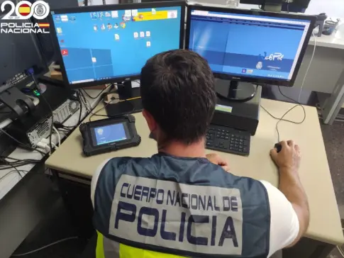 Detenido un joven por robar el móvil a un turista y sustraerle 33.000 USDT en criptoactivos en Playa del Inglés