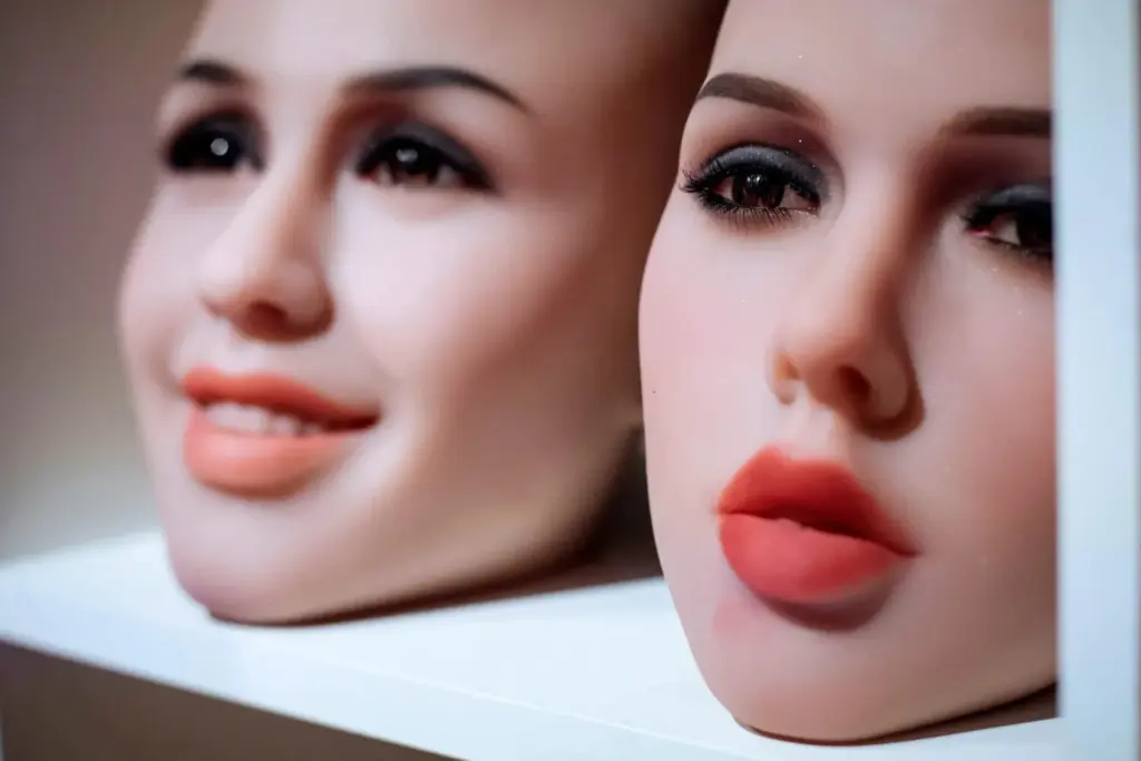 Facua denuncia la venta en AliExpress de muñecas sexuales con apariencia de niñas. EFE