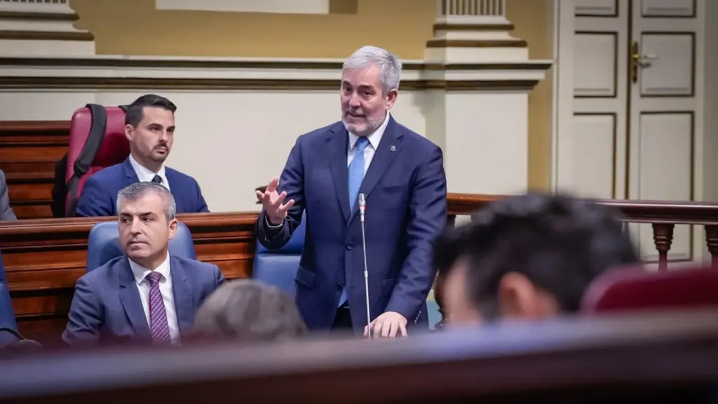 El presidente de Canarias, Fernando Clavijo, durante una de sus intervenciones este martes en el Parlamento