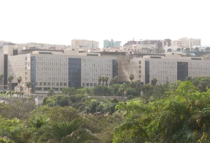 La víctima ha sido trasladada al Hospital Doctor Negrín de Las Palmas de Gran Canaria por las heridas sufridas después de mantener una discusión con una vecina