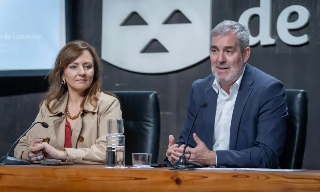 Fernando Clavijo, presidente de Canarias (i), y Nieves Lady Barreto, consejera de Presidencia, Administraciones Públicas, Justicia y Seguridad (d). Imagen Gobierno de Canarias