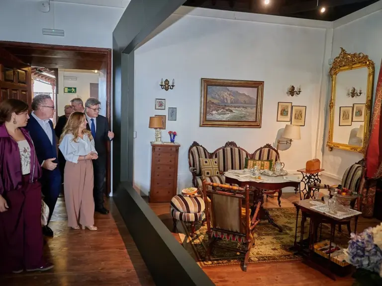 La Casa de Carta reabre con una exposición que entrelaza patrimonio textil y fotográfico