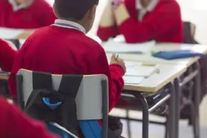 Alumnado de un colegio durante la realización de una clase. Fotografía: Europa Press