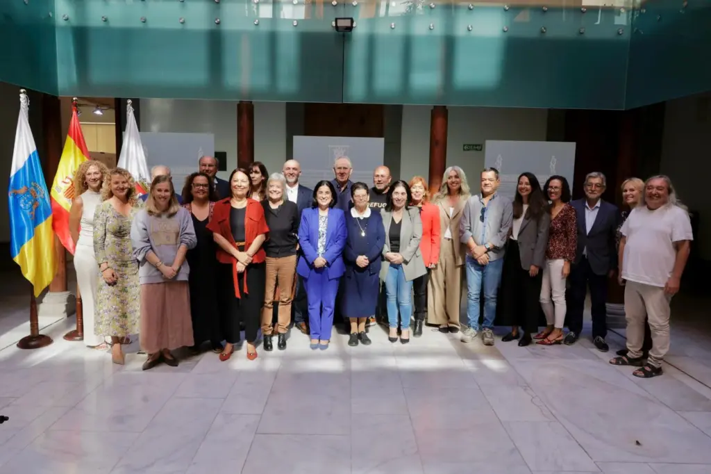 La alcaldesa, Carolina Darias, junto a las entidades sociales que forman parte del convenio