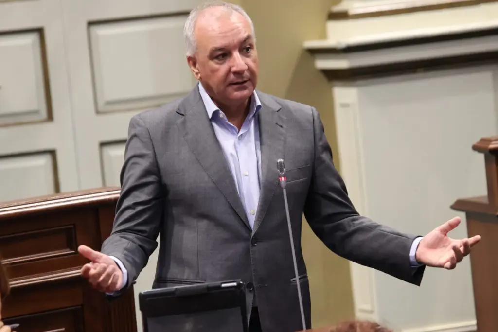 El portavoz parlamentario de Nueva Canarias–Bloque Canarista (NC-BC), Luis Campos, este martes en el Parlamento