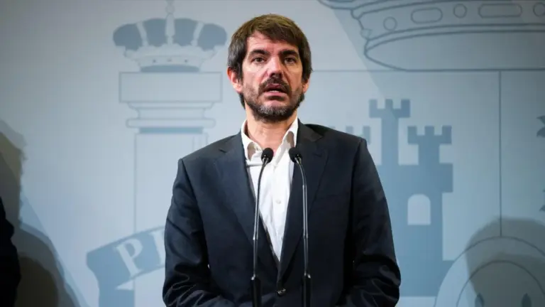 Urtasun se compromete a dar más proyección a artistas canarios en las sedes del Cervantes