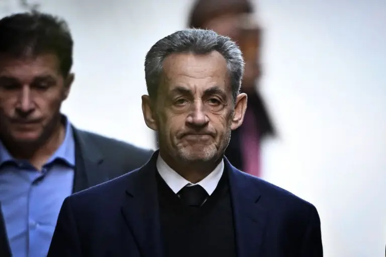 Nicolás Sarkozy regresa a su casa tras tres semanas en prisión a la espera de nuevo juicio