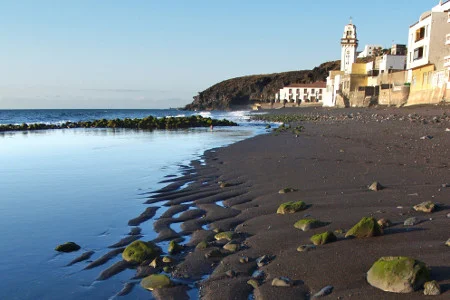 Candelaria mantendrá cerrada hasta el lunes la playa afectada por un vertido de toallitas