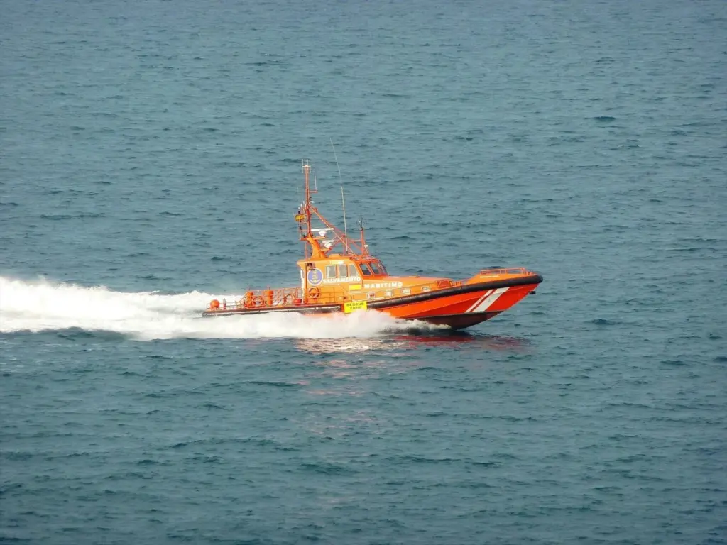 Rescatan a tres personas en apuros que se encontraban agarradas a una boya en la playa de Bajamar, en La Palma