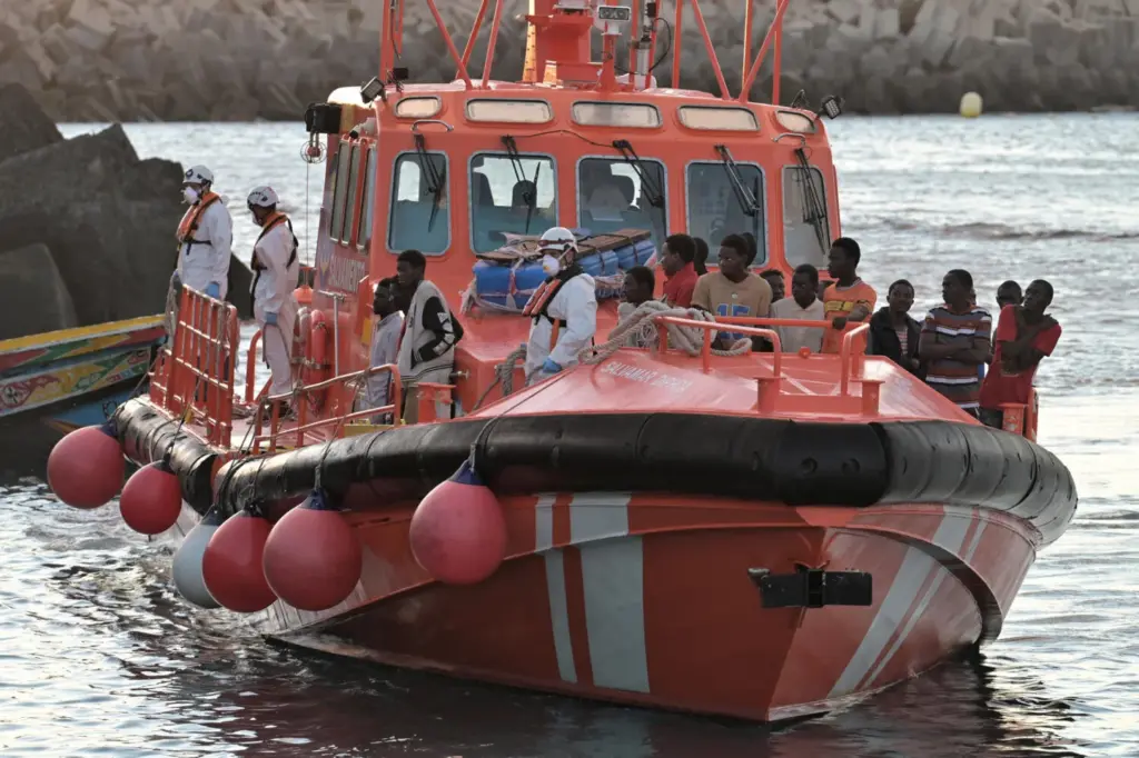 Rescata a otros 292 migrantes de dos cayucos en Tenerife y El Hierro. Imagen de archivo | EFE / Gelmert Finol