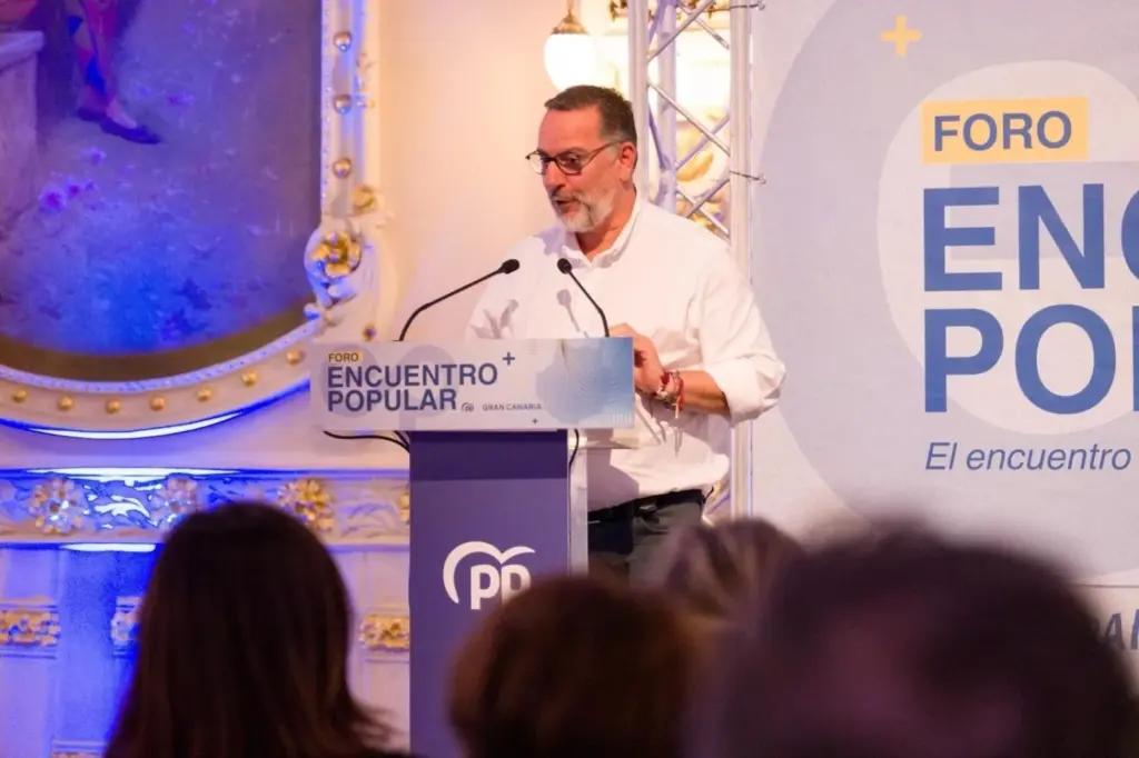 Suárez explicó que el decreto debe incluir todas las medidas acordadas para ayudar a los ciudadanos afectados por el volcán