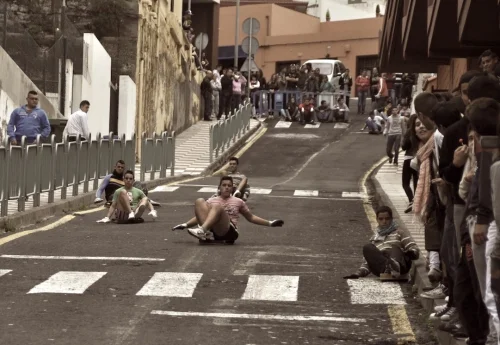 San Andrés trae consigo a las tablas que se deslizan de forma continua por sus calles empinadas