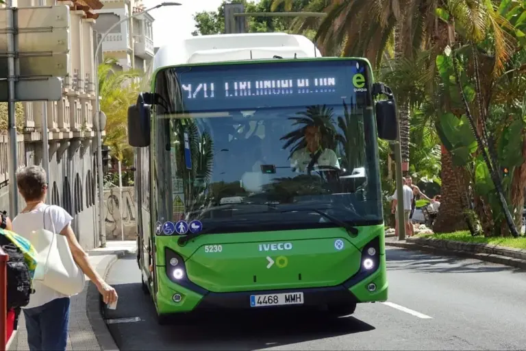 Tenerife mejora la accesibilidad y seguridad de sus paradas de guaguas