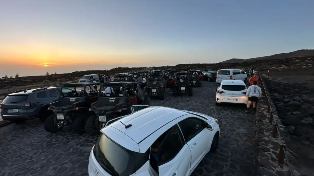 Vehículos de visitantes en la zona del Parque Nacional del Teide