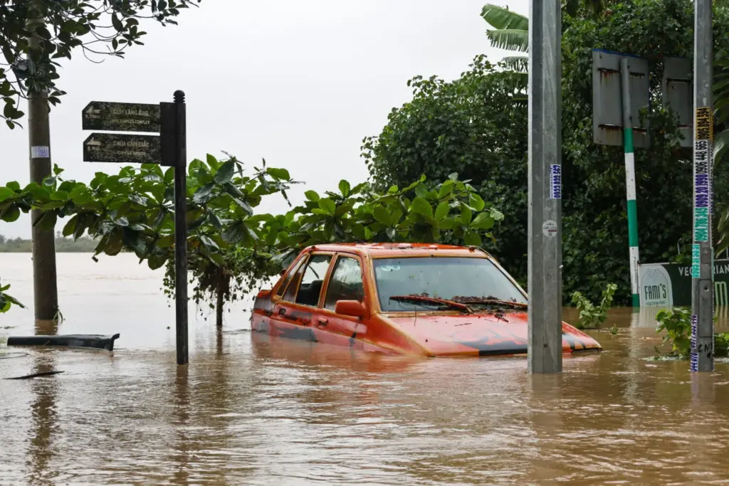 Las autoridades de Vietnam han cifrado en 40 las personas que se encuentran en paradero desconocido y en 60 los ciudadanos heridos como consecuencia de las inundaciones