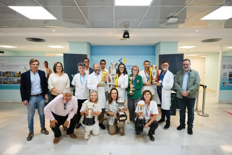 Los trofeos de la Selección Española de Fútbol llegan al Hospital Materno Infantil de Canarias