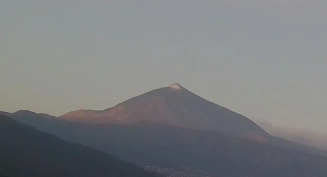 El pico de el Teide amaneció nevado tras el paso de la borrasca Claudia. Fotografía: @Carlos Centuri