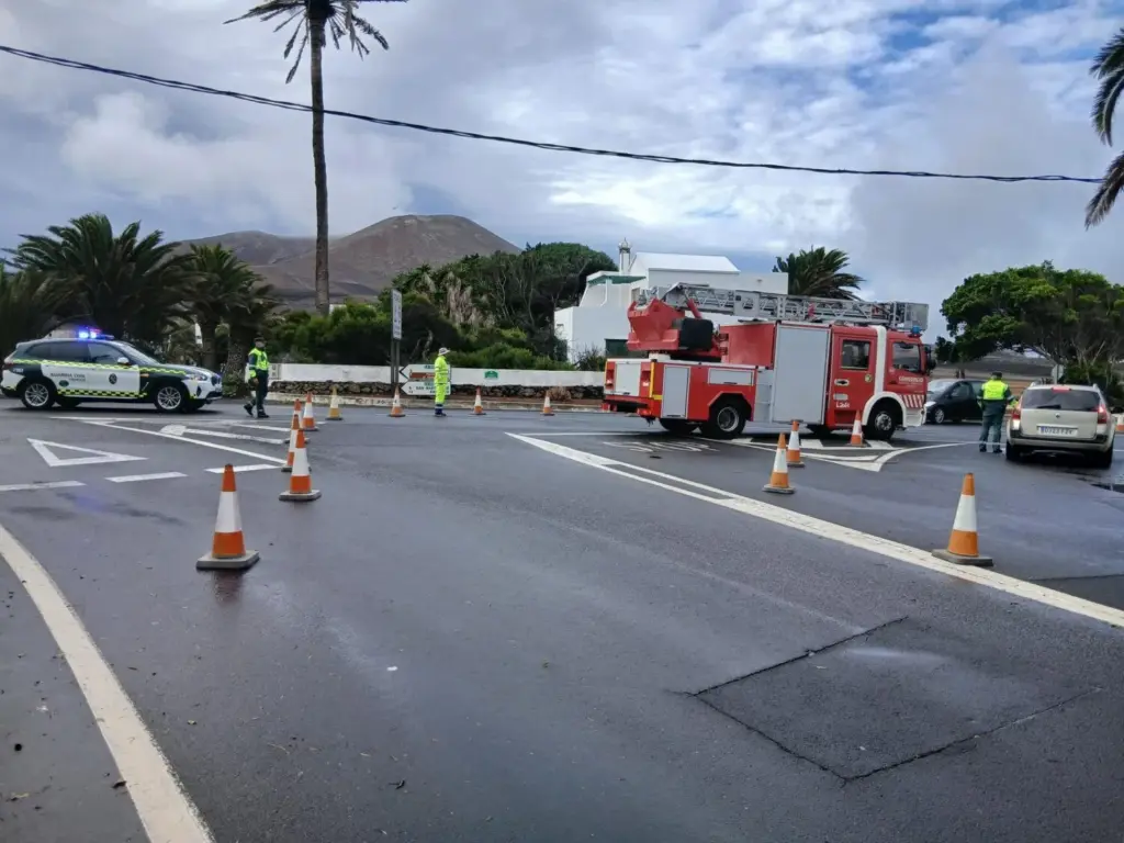 Cortada LZ 20 Tiagua por la retirada del poste con riesgo de caída