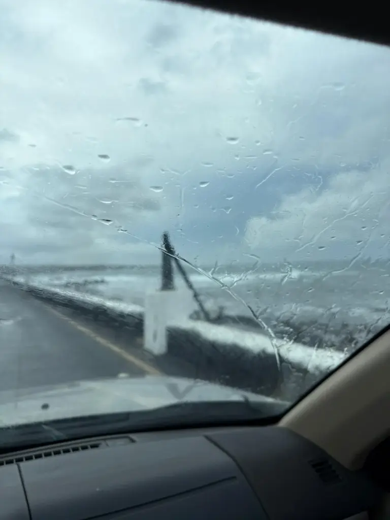 Farola caída en el muelle de Punta Mujeres
